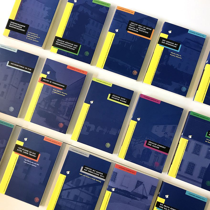 Haus der Geschichte Baden-Württemberg<br>Reihengestaltungen innen und außen<br>mit Bezug zum Erscheinungsbild des Museums<br>&nbsp