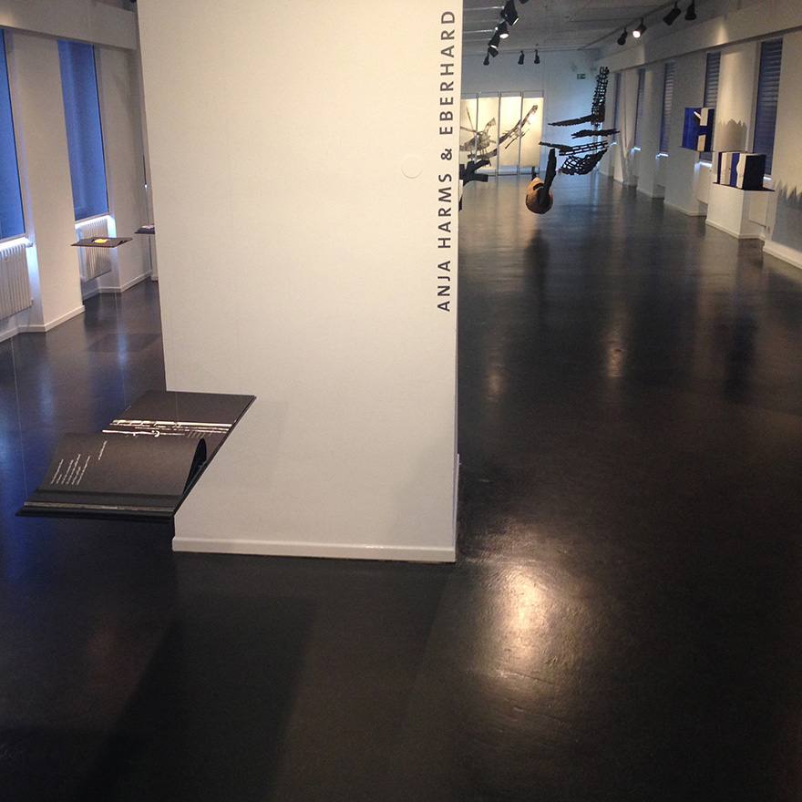 Ausstellung »Schiffsholz für den Sänger«<br>von Anja Harms und Eberhard Müller-Fries<br>Klingspor Museum, Offenbach<br>&nbsp